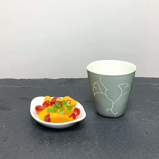 Tasse grise Poésie — Béatrice Bruneteau · Row & Ma Paris